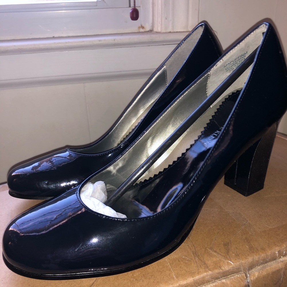 NWT Anne Klein Navy Patent Leather Heels, Size 9